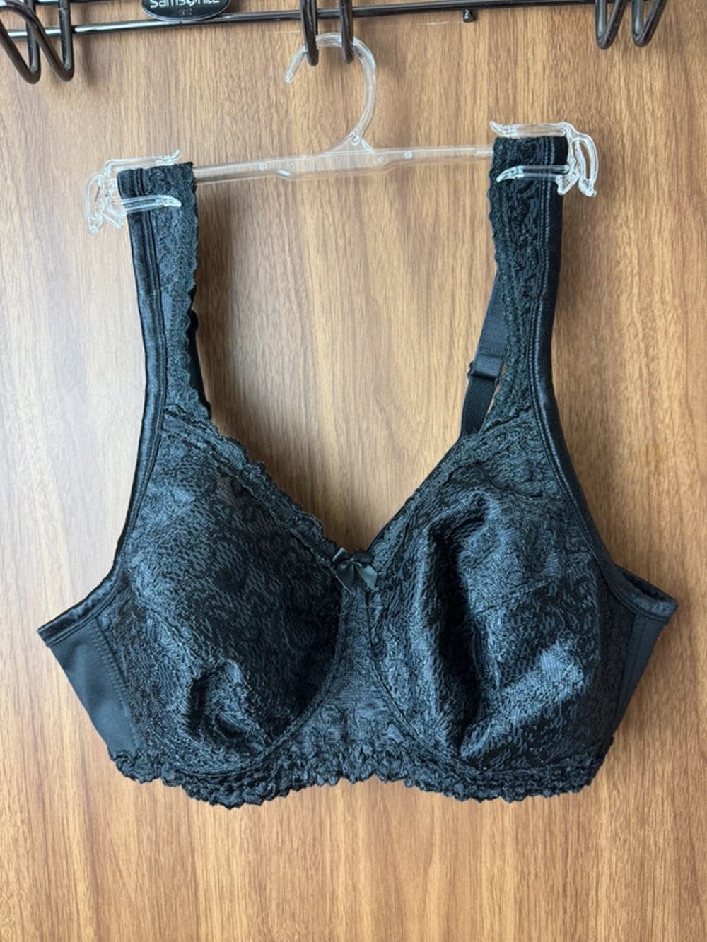 NWOT Ladies Playtex Black 18 Hour Bra-36B